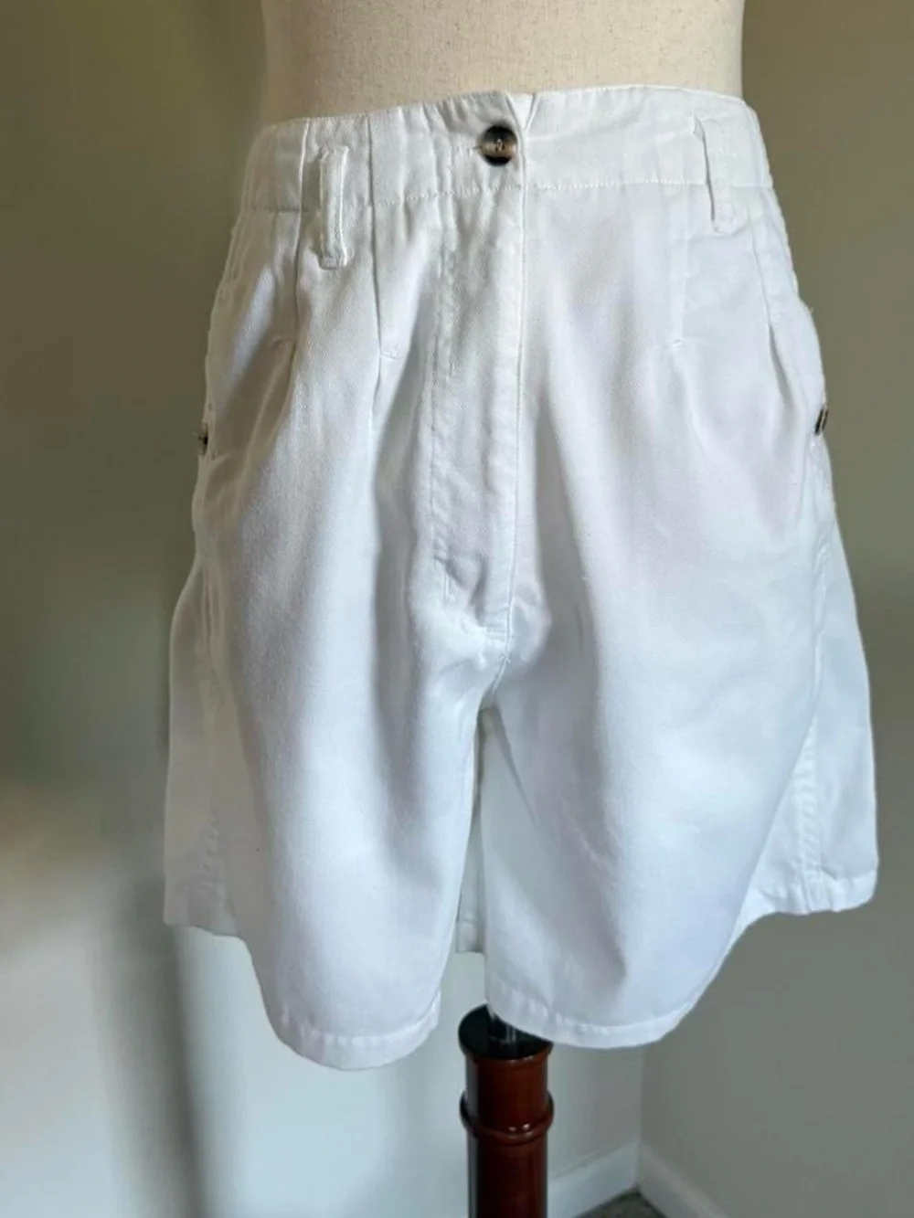 High-Waist White Pleated Bermuda Shorts - Picture 2 of 7